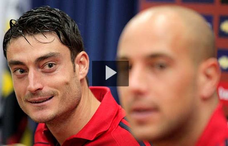 El jugador mallorquín del Liverpool, Albert Riera, se ha incorporado a los entrenamientos de la selección en sustitución del lesionado Diego Capel. Riera podría debutar en los encuentros clasificatorios para el Mundial contra Estonia o Bélgica.