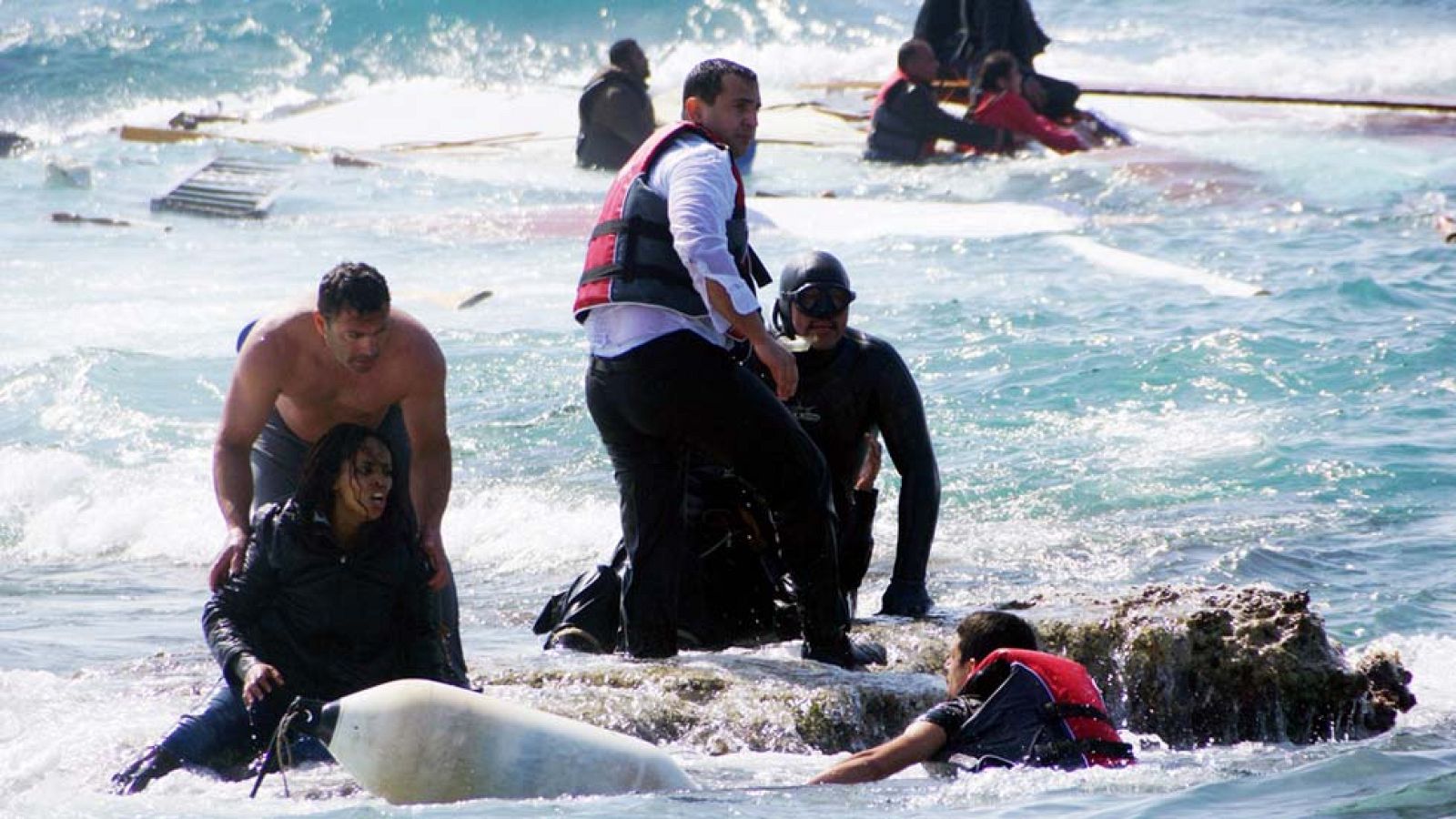 La UE reforzará sus medios para vigilar el Mediterráneo y rescatar a migrantes | Ver