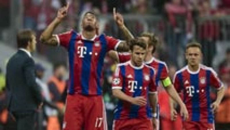 Marca Boateng el segundo gol del Bayern tras un saque de esquina. Toma la iniciativa el Bayern en la eliminatoria gracias a dos goles de cabeza de Thiago y Boateng.
