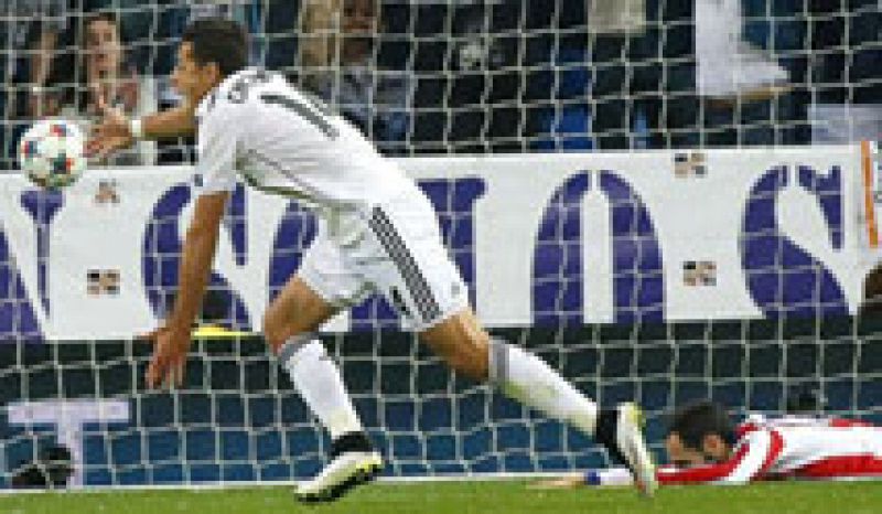 El gol de 'Chicharito' Hernández a pase de Cristiano Ronaldo decantó la eliminatoria de cuartos de final a favor del Real Madrid, que dejó en la cuneta al Atlético y mira ya a semifinales.