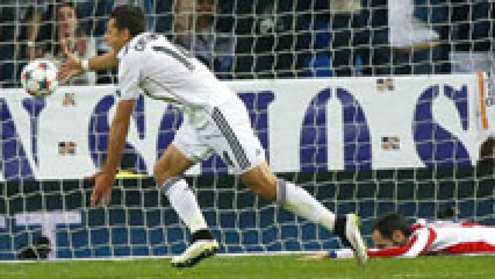 Gracias a un gol del mexicano 'Chicharito' Hernández, el Real Madrid ha eliminado al Atlético de Madrid y se ha clasificado para las semifinales de la Champions.