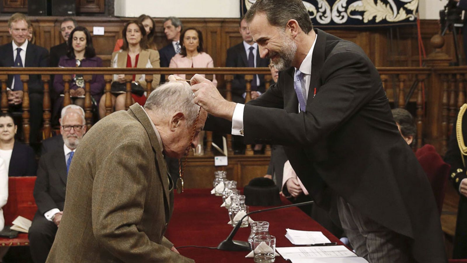 Juan Goytisolo: "Las razones para indignarse son múltiples y el escritor no puede ignorarlas" - Informativo 24h | Ver