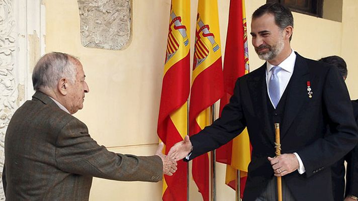Telediario 1 - Juan Goytisolo recibe el Premio Cervantes de manos del rey don Felipe