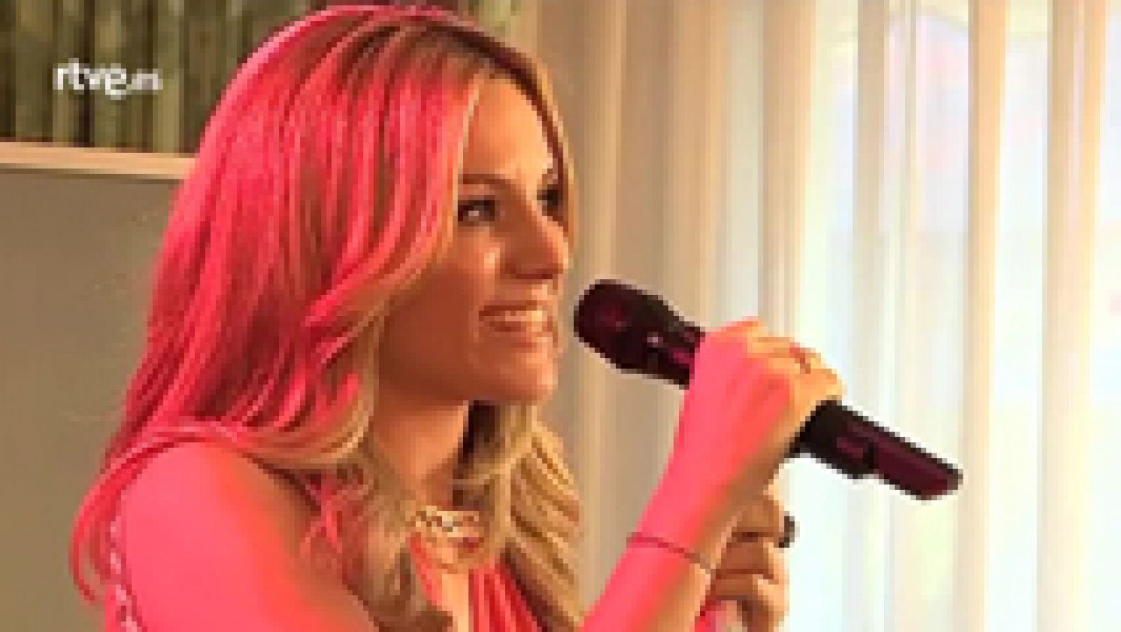 Eurovisión 2015 - Edurne interpreta la versión acústica de "Amores dormidos" en la embajada de Austria