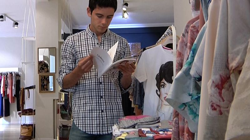 El marchador Diego García Carrera presenta la moda masculina más joven para el verano de 2015.