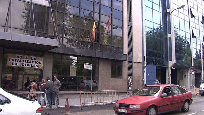 Telediario 1 - Paralizada la cesión del Registro Civil a los registradores