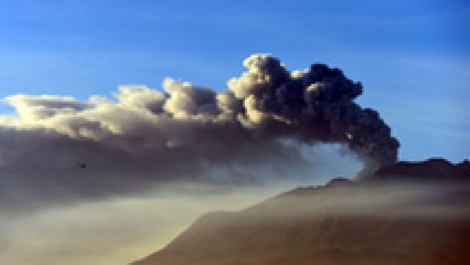 Telediario 1: El gobierno chileno ordena la evacuación inmediata de las localidades cercanas al volcán Calbuco | RTVE Play