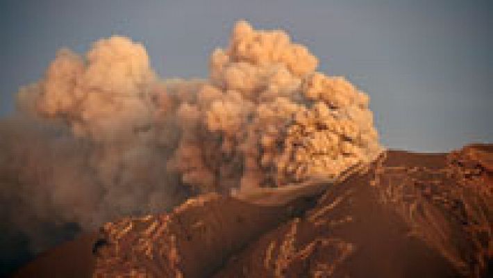 La erupción del volcán Calbuco obliga a evacuar a unas 6.400 personas en Chile