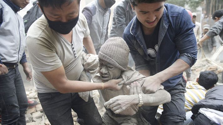 Telediario 1 - Un terremoto de 7,9 deja más de 700 muertos en Nepal