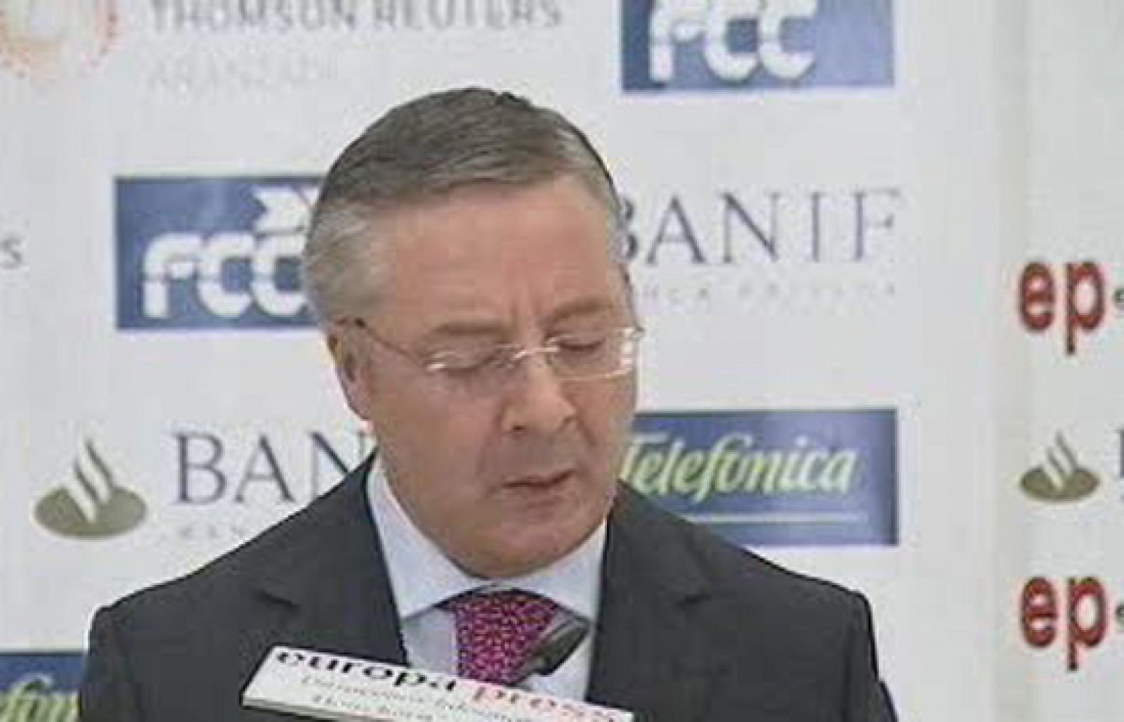  A pocas horas de la nueva reunión entre el ministro Pedro Solbes y el portavoz económico del PP, Cristóbal Montoro, continúa el cruce de peticiones entre socialistas y populares. El PP exige transparencia en la gestión de las medidas económicas y el PSOE pide que dejen de sembrar desconfianza.