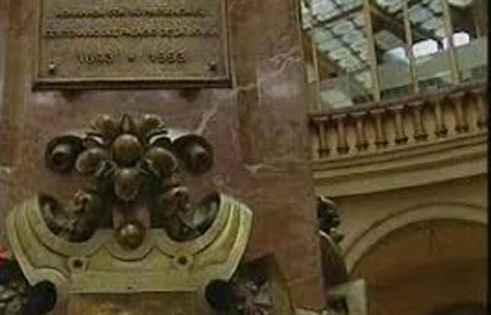  Para que haya más dinero en el sistema, el Banco Central Europeo ha decidido hoy poner al alcance de los bancos de la Unión toda la liquidez que necesiten. Podrán pedir todo el dinero que les haga falta a un tipo fijo del 3,75%.  