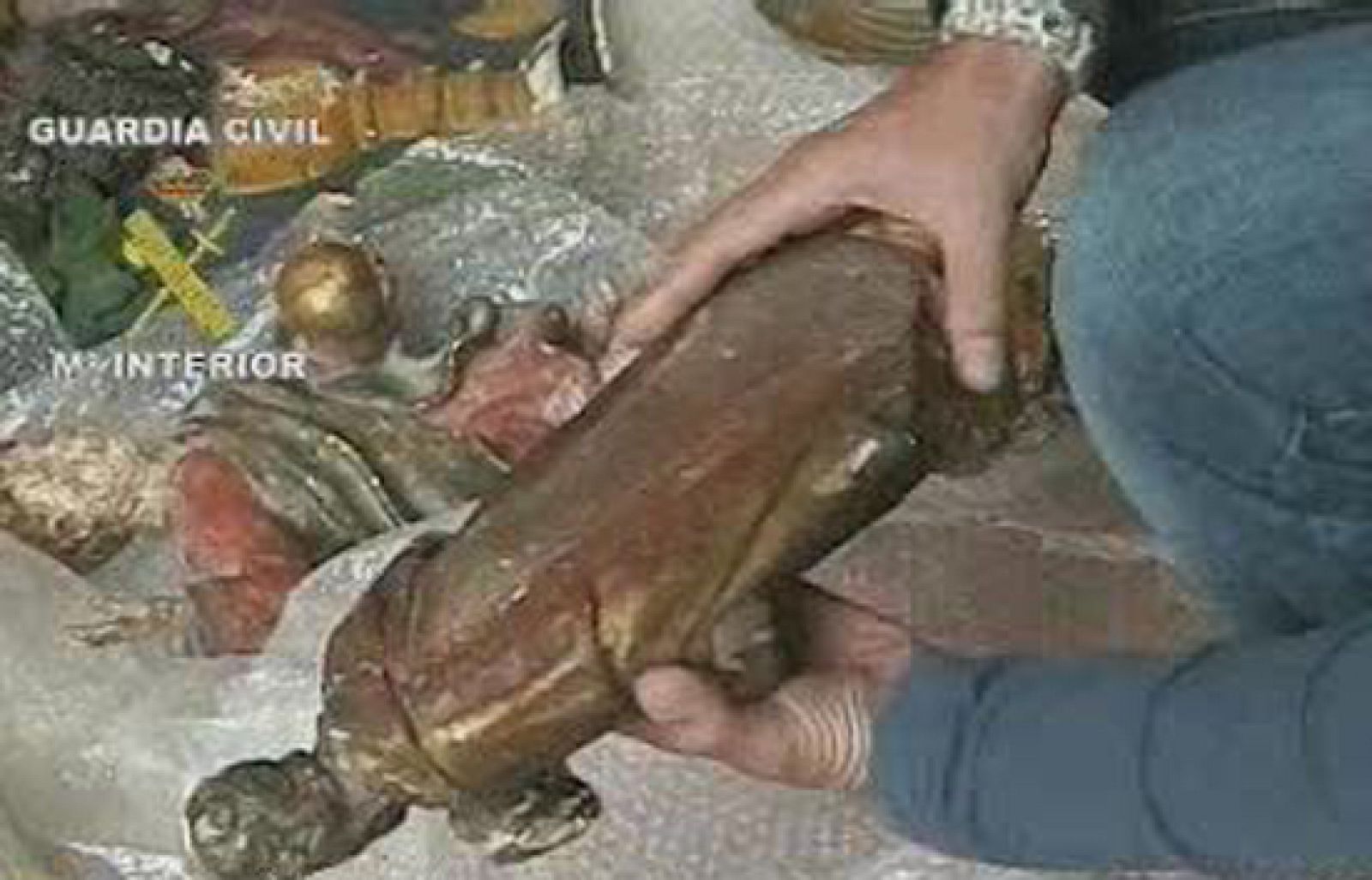  Aprovechaban ermitas de pequeños pueblos para robar desde tallas de madera hasta columnas, pinturas y relieves de los siglos XVII y XVIII. La Guardia Civil ha detenido a cinco personas, todas españolas, que se dedicaban al robo de arte sacro para después venderlo a anticuarios.