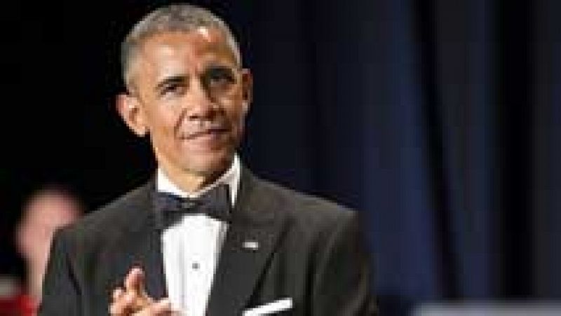 Obama reparte pullas entre bromas en la cena de corresponsales