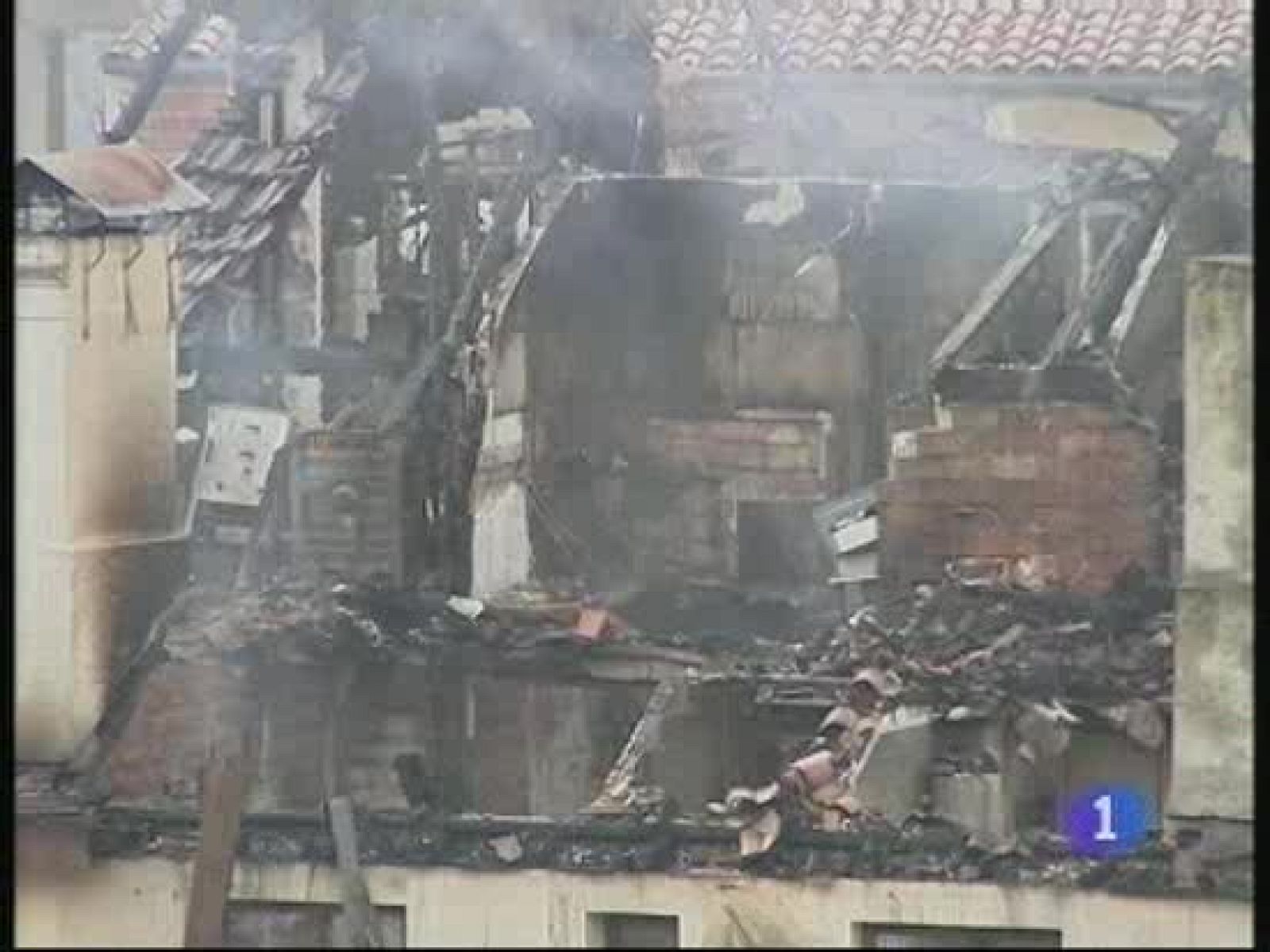  Primero explotó una caldera de gas y nueve horas más tarde un incendio en el mismo edificio ha arrasado los pisos superiores de tres casas de Santander. Los vecinos siguen sin poder regresar a sus viviendas. Tampoco ha abierto hoy un colegio colindante.  