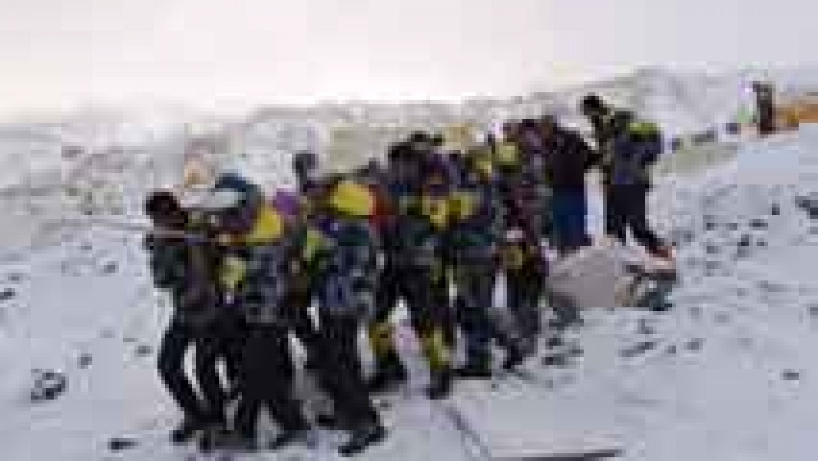 Telediario 1: Cientos de montañeros siguen atrapados en el Everest | RTVE Play