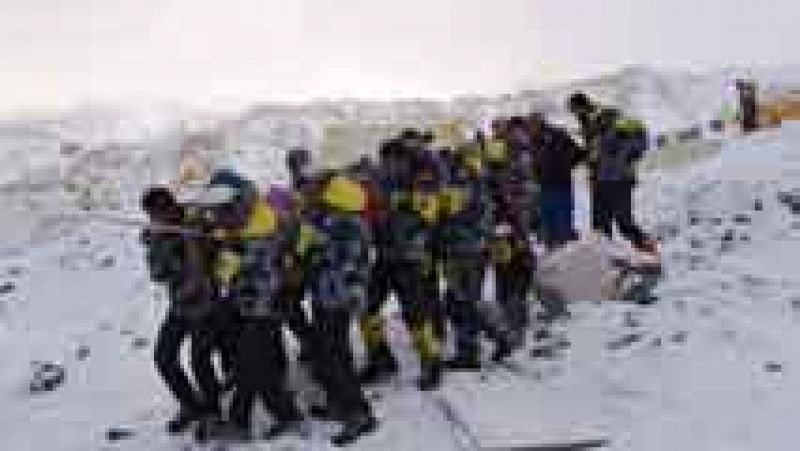 Cientos de montañeros siguen atrapados en el Everest