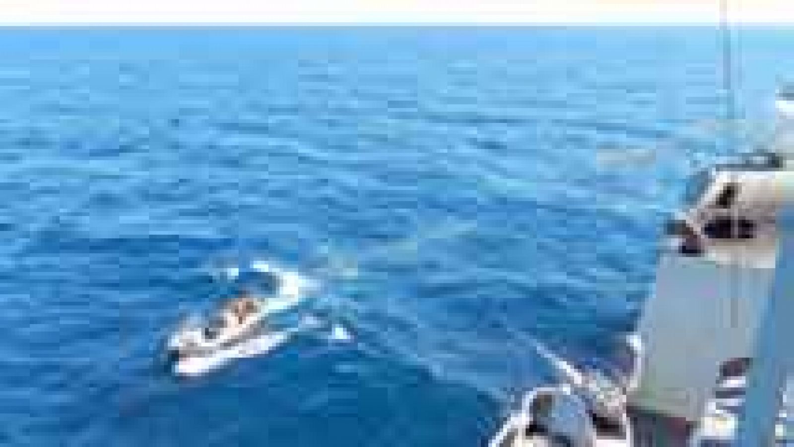 Telediario 1: El fuel sigue saliendo del pesquero ruso en Canarias | RTVE Play