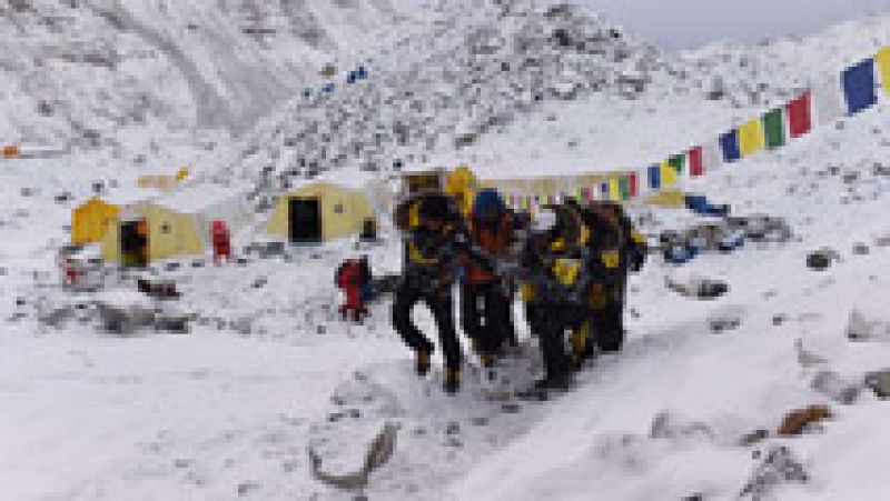Exteriores localiza a 332 españoles tras el terremoto de Nepal