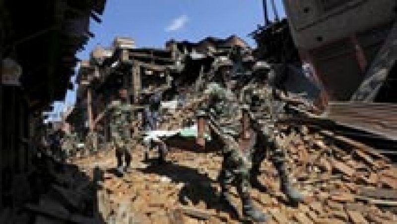 La cifra de muertos sobrepasa los 3.700 mientras los supervivientes huyen de Katmandú