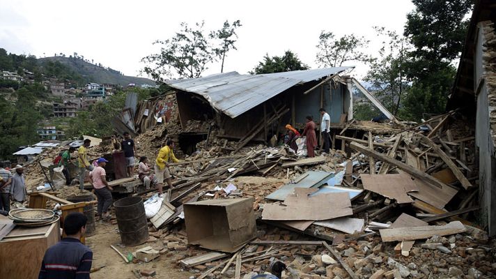 Telediario 1 - La cifra de muertos por el terremoto en Nepal sobrepasa los 3.700
