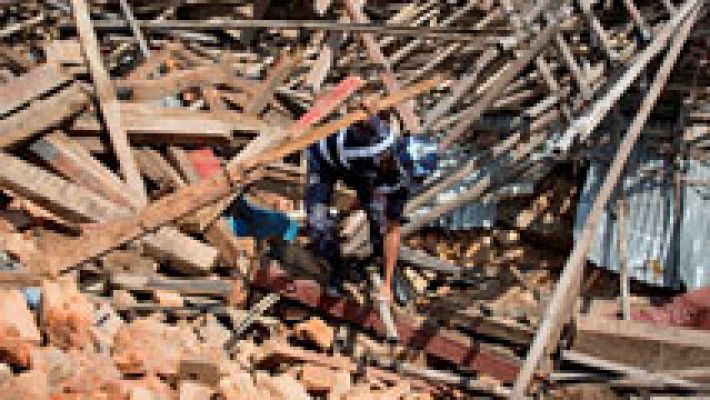 Telediario 1 - Militares, bomberos y voluntarios buscan algún signo de vida bajo la tierra en Nepal