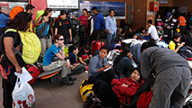 El Ministerio de Exteriores tiene localizados a 340 españoles en Nepal mientras sigue buscando a otros 118
