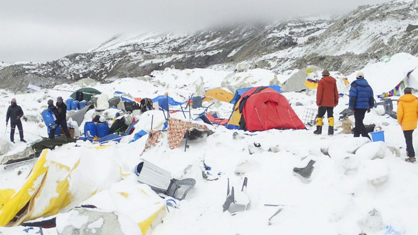 Los equipos de rescate continúan evacuando a los montañeros atrapados en el Everest