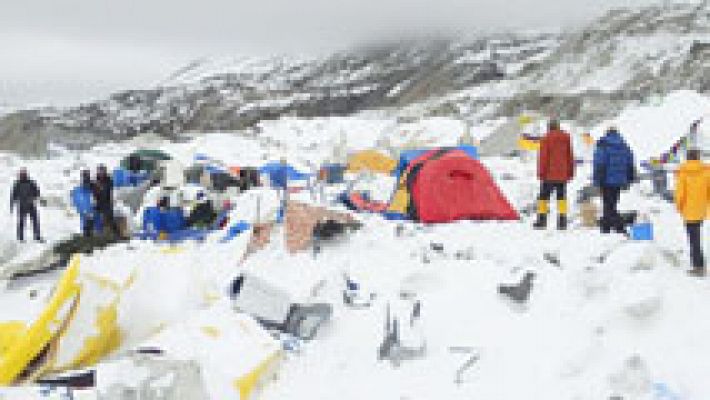 Telediario 1 - Varios españoles, entre los alpinistas atrapados en el Everest tras el terremoto