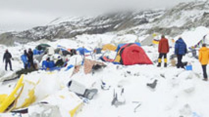 Los equipos de rescate continúan evacuando a los montañeros atrapados en el Everest