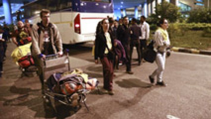 Un centenar de españoles evacuados de Nepal espera en India