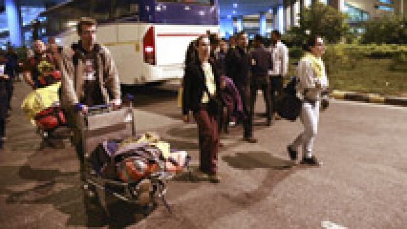 Más de un centenar de españoles evacuados de Nepal espera en India para salir hacia España