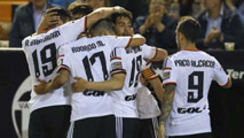 El Valencia ha arrasado al Granada con cuatro tantos de Javi Fuego, Parejo, Feghouli y Negredo, y se mantiene en el cuarto puesto de la Liga.