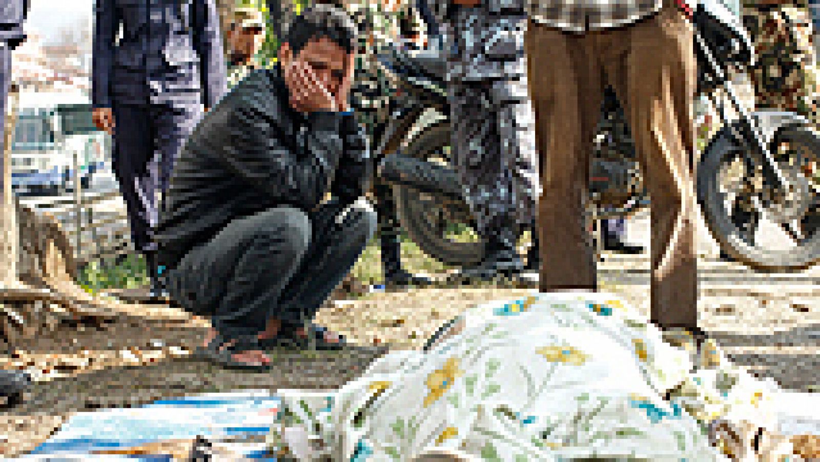 Telediario 1: Los habitantes de Katmandú se vuelcan en la búsqueda de supervivientes | RTVE Play