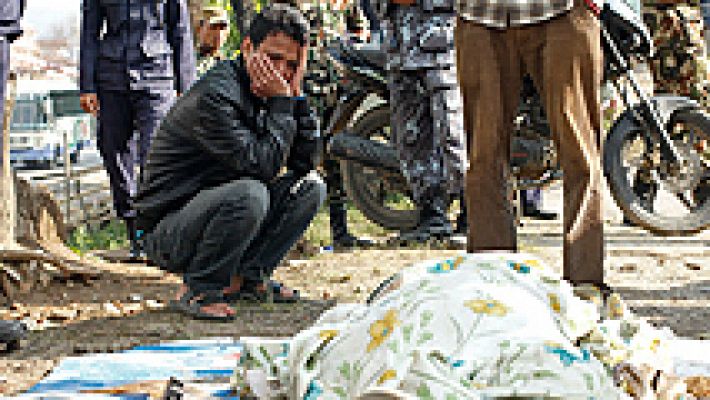 Los habitantes de Katmandú se vuelcan en la búsqueda de supervivientes