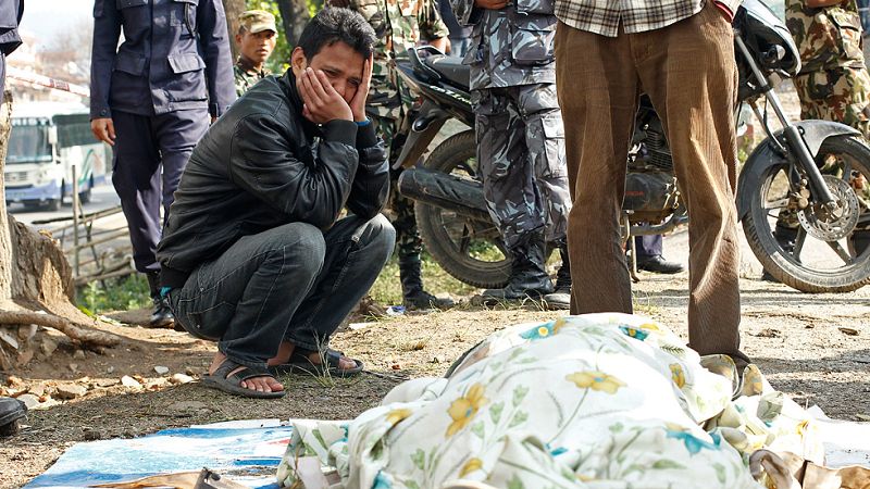 Los habitantes de Katmandú se vuelcan en la búsqueda de supervivientes