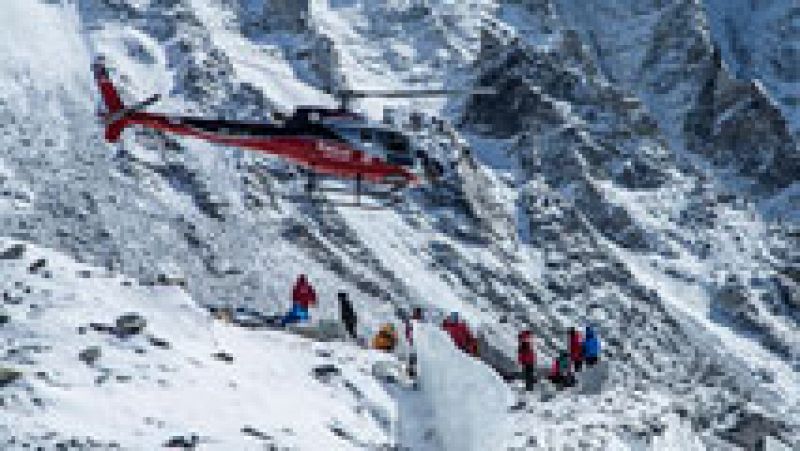 Continúan las labores de rescate de los montañeros atrapados en el Everest