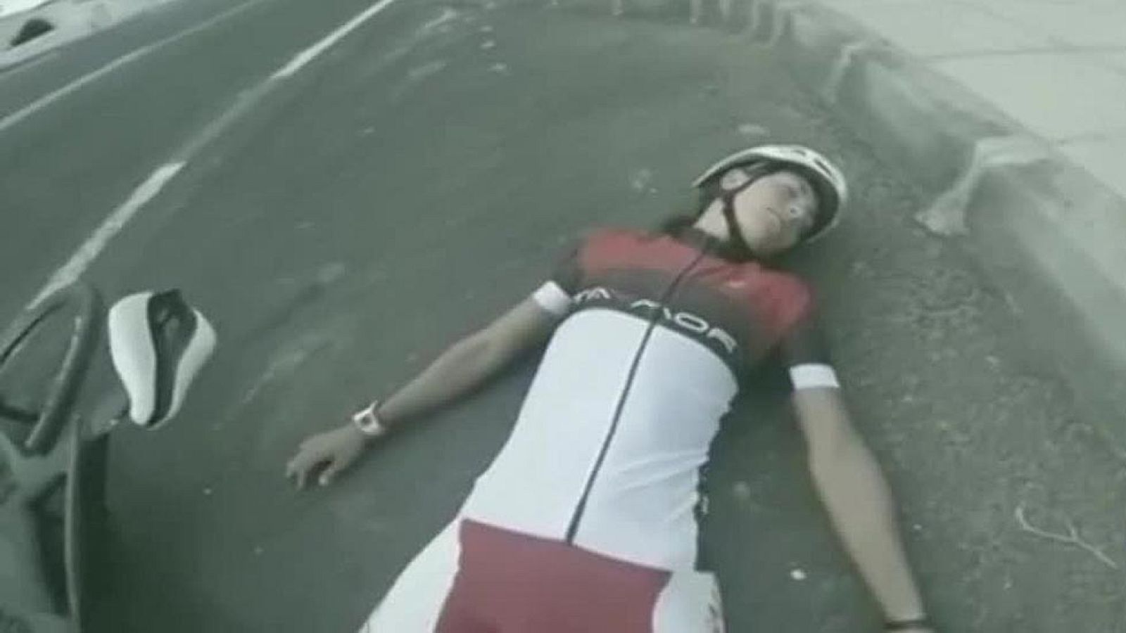 Esto es el colmo de la desgracia. Aida Valiño, campeona de España de triatlón de media distancia, ha sufrido un accidente al ser atropellada mientras se entrenaba con la bicicleta. Es la segunda vez que le pasa en los ultimos diez meses. 