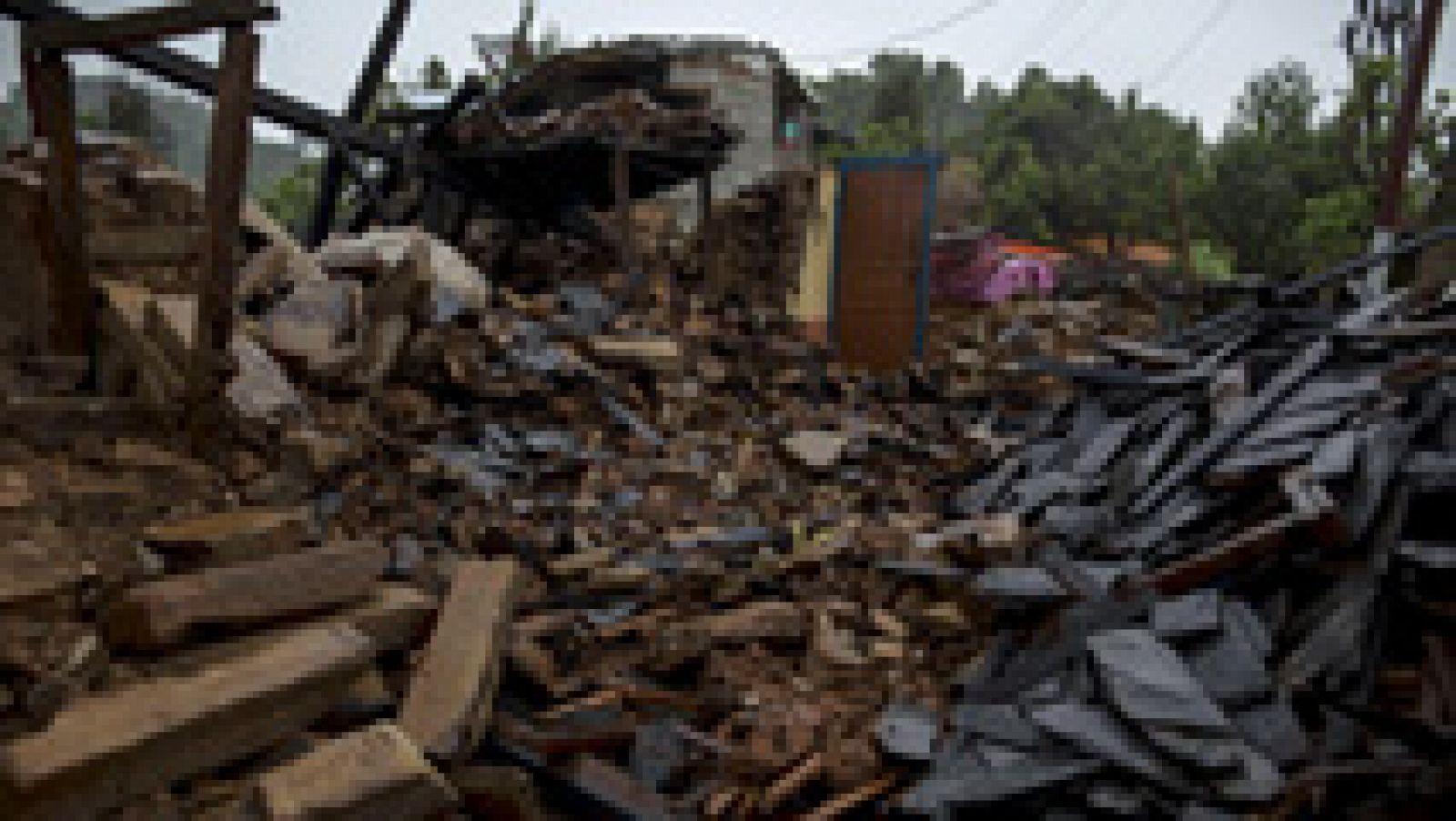 Telediario 1: Los equipos de rescate españoles buscan supervivientes del terremoto en Nepal | RTVE Play