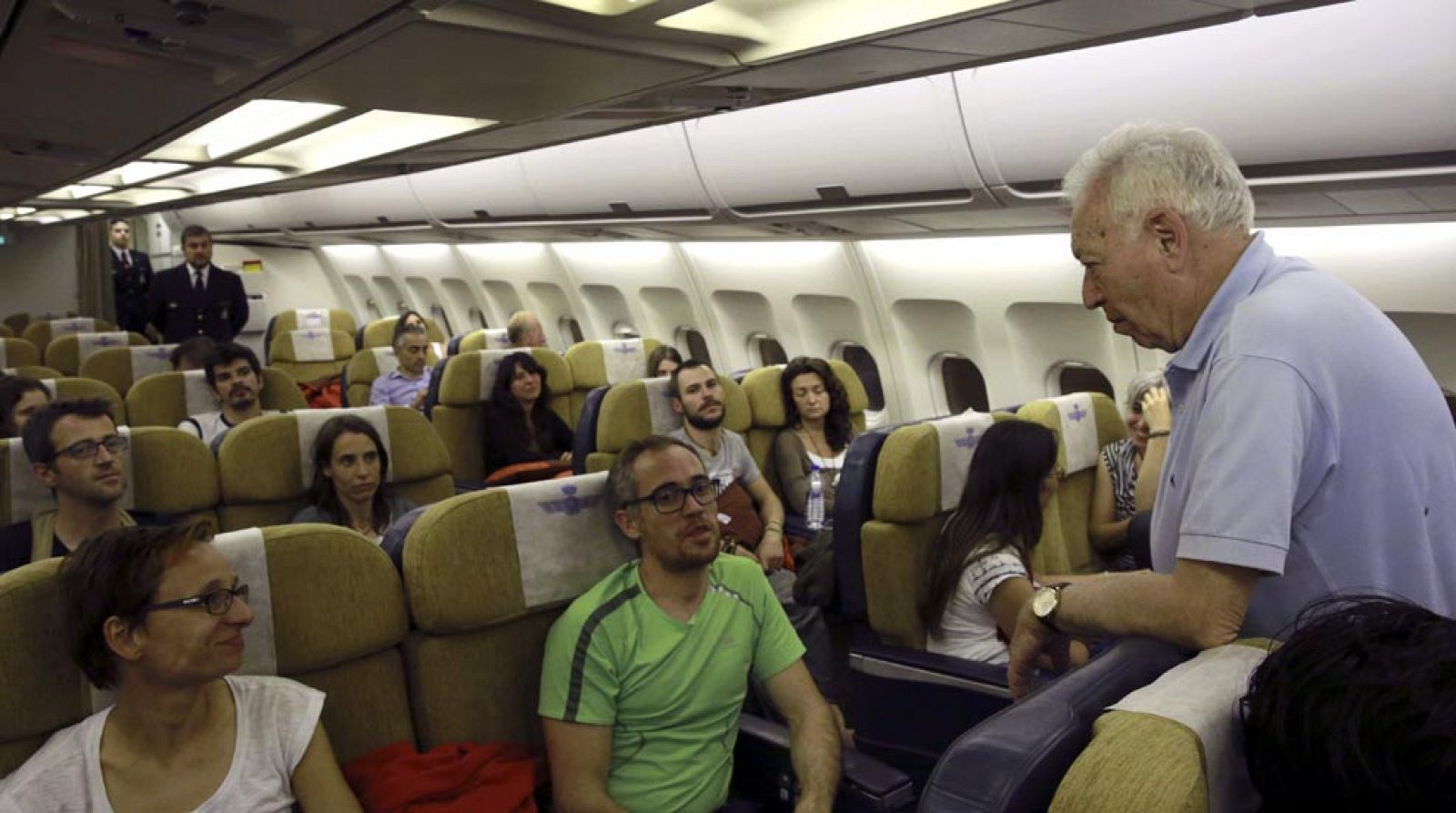 Margallo y 44 españoles evacuados de Nepal viajan a España desde Nueva Delhi