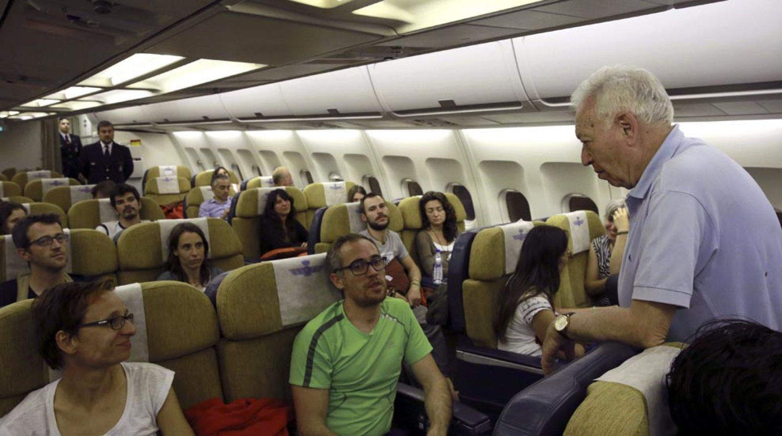 Margallo y 44 españoles evacuados de Nepal viajan a España desde Nueva Delhi - Los desayunos | Ver
