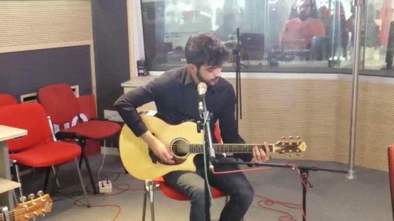 Salvador Beltrán canta "No intentes amarrarme" en directo