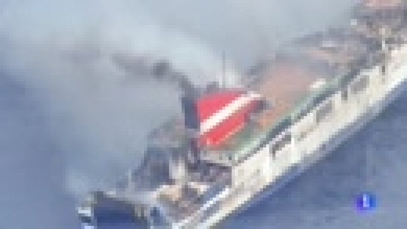 Dos embarcaciones de salvamento marítimo, un helicóptero y un remolcador trabajan para sofocar el fuego del ferry Sorrento
