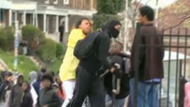 Una madre abronca y saca a golpes a su hijo de las protestas al verle por televisión en los disturbios de Baltimore