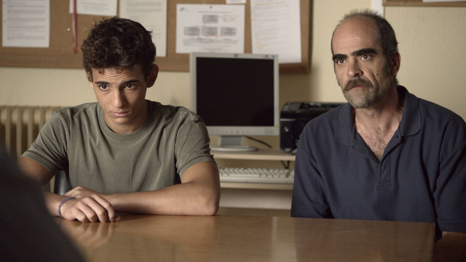 RTVE.es te adelanta una escena de 'A cambio de nada': La expulsión de Miguel Herrán | Ver