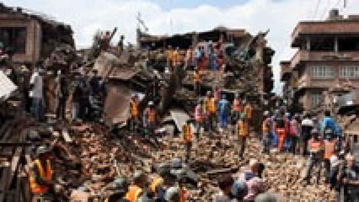 La cifra de víctimas por el terremoto de Nepal se acerca a l