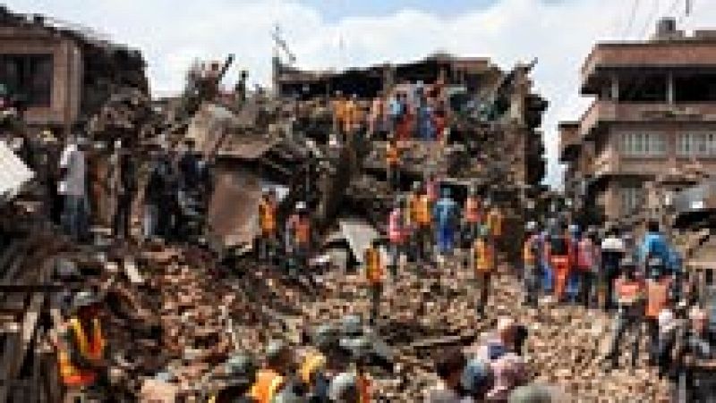 La cifra de víctimas por el terremoto de Nepal se acerca a los 5.500