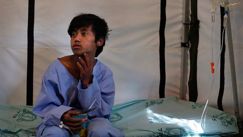 Los equipos de rescate siguen buscando a posibles supervivientes bajo los escombros en Nepal