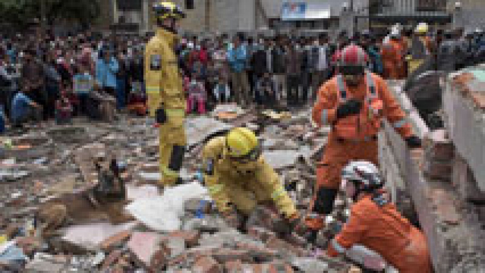 Telediario 1: Habitantes y turistas colaboran en las labores de desescombro en Nepal. | RTVE Play