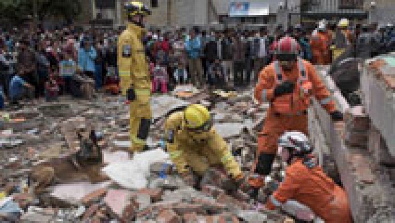 Habitantes y turistas colaboran en las labores de desescombro y rescate después del seísmo en Nepal.