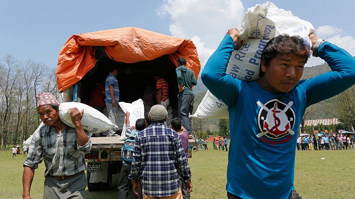 Telediario 1 - La ayuda a las provincias de Nepal comienza a llegar con cuentagotas